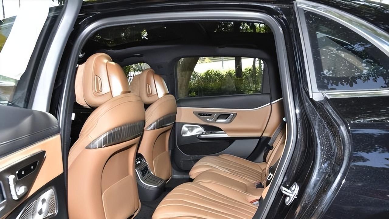 奔驰也让步了，E级直降11万，车长5092mm，搭2.0T+9AT，油耗6.15L