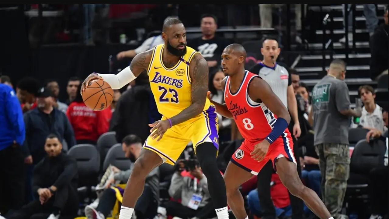 詹姆斯26分8板9助率队狂飙18记三分，湖人122-97大胜快船豪取三连胜