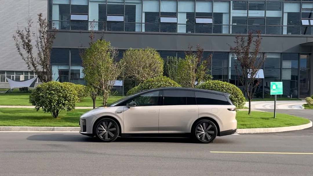 理想的智能眼镜，与现实的6.24亿亏损