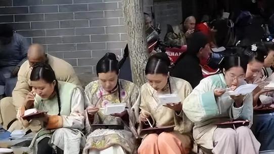 影视行业腰部艺人困境探讨
