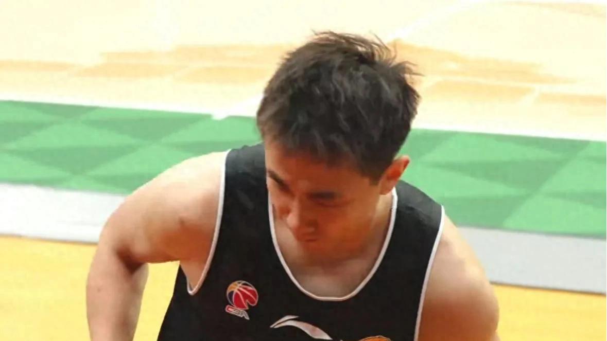 辽宁出发客场前，赵继伟送礼物，威尔斯抽中手机，队内空前团结！