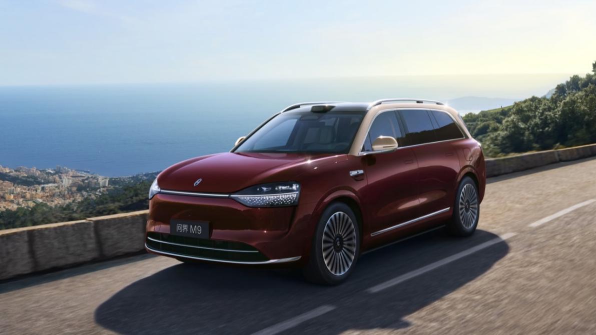 问界M9亮相国博：以“科技车皇”之姿，镌刻中国智造进阶之路