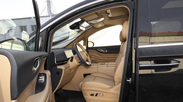 5.9秒破百，喝95油，续航超1400km，全新岚图梦想家实力如何？