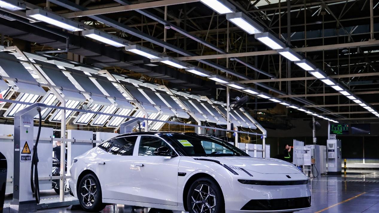 领克10 EM-P天云米车色，与潘通年度代表色高度契合，值得买！