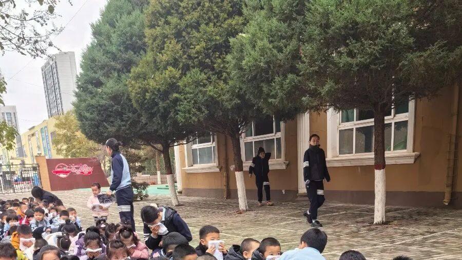 【安全“童”行，防患未“燃”】——晋中新世纪书院幼儿园防火疏散演练