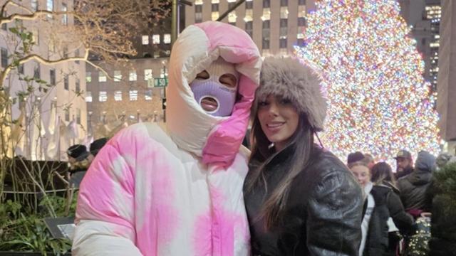 彻底忘记足球的10天！内马尔带女友逛时代广场，身穿4万元羽绒服，头戴面罩“低调”出行