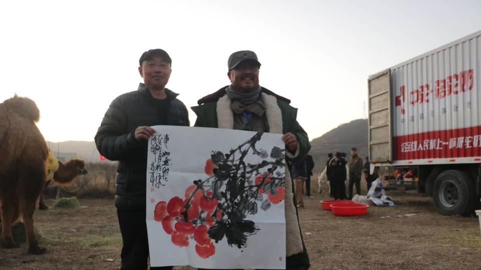 平凉南山书画院的老师们给东天山骆驼队重走丝路来平赠书画作品