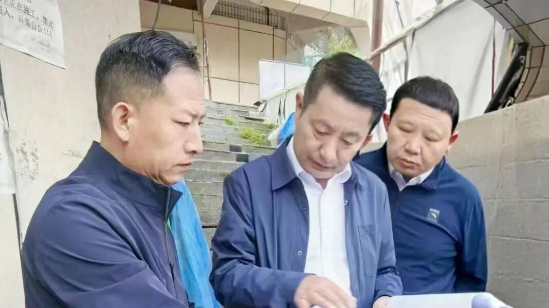 直插一线访民情 现场办公解民忧 申洪业带队开展“晨检”工作