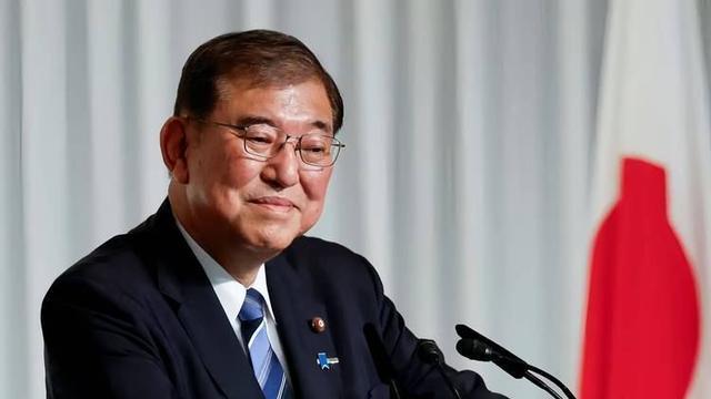 特朗普被迫放低姿态，拨通了日本首相的电话，45分钟后不欢而散