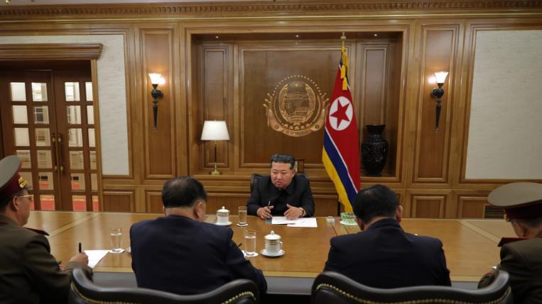 9月26日，金正恩同志听取了核材料生产领域2025年增产计划实施情况的汇报，熟悉了核武器研究所的最新