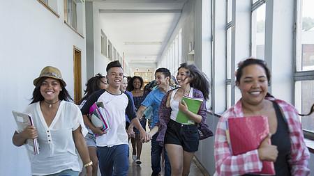 14岁男生嬉闹时被女同学击中左胸，一年多后仍瘫痪! 法院这样判