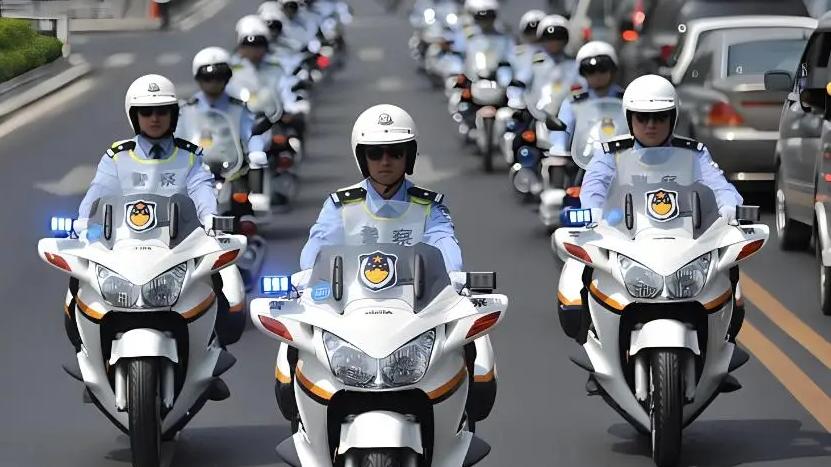 穿白衬衣的警察，级别有多高？身份不简单，公安局长不一定够格