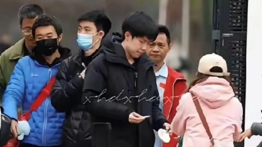 王楚钦恢复神速，暖心给球迷签名，或参加乒超总决赛，球迷担心