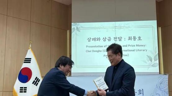 一年四折桂！赵丽宏以“静水流深”的中国诗心赢得世界共鸣与喝彩