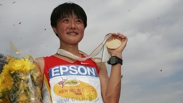 她是世界冠军却长期被殴打！结婚第二天父亲离世，今逆袭成美女