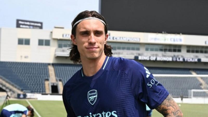 央视周六直播英超豪门，阿森纳得到两大优势，利物浦比切尔西更好