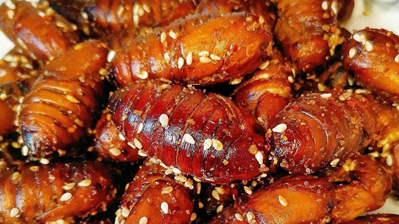 烤蚕蛹撒孜然才是灵魂？香到停不下来！