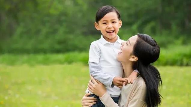 张柏芝让两个儿子跟爸爸谢霆锋过年，父子三背影曝光很吸睛