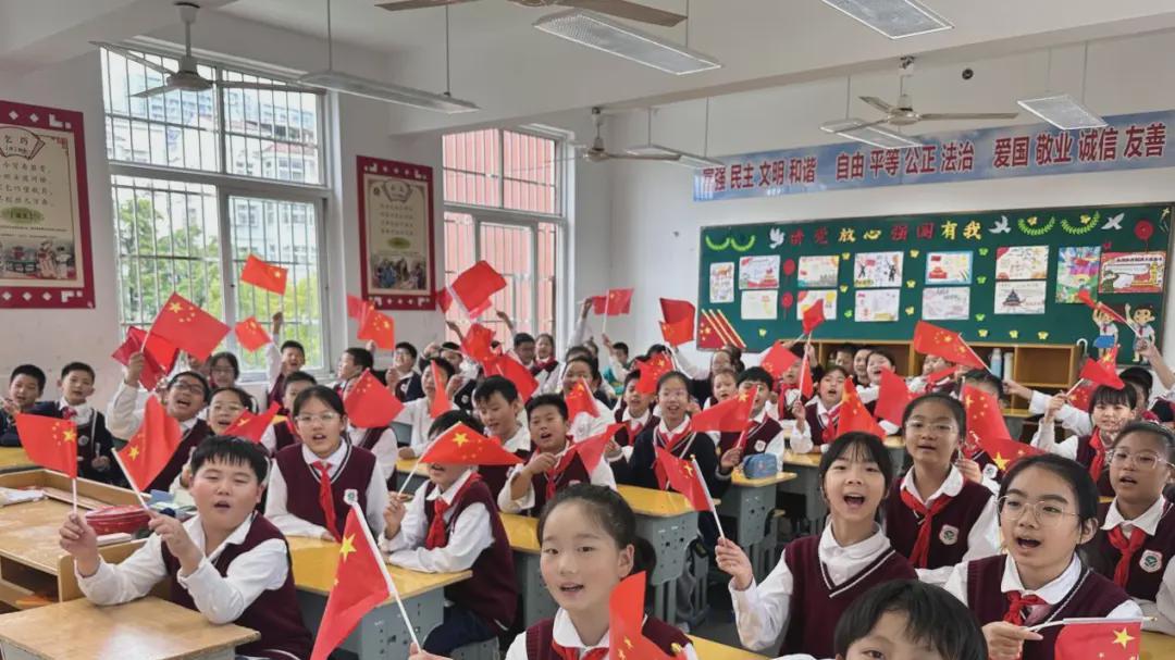 信阳市第三实验小学开展“童心颂华诞 筑梦向未来”主题活动
