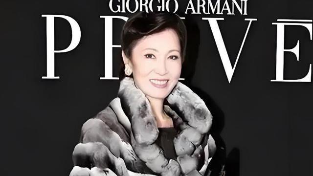 73的王石和娇妻恩爱，70的王健林为何不行？看他老婆是谁就明白了