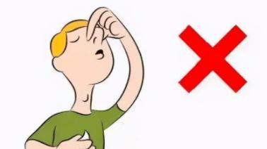 冬季，天气干燥易流鼻血，你的止血方法对吗？