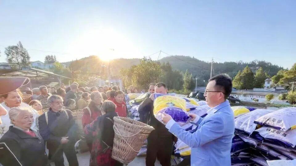 校村同心暖乡村 实干惠民促振兴——巴中市第二中学赴清泉村开展慰问助农系列活动