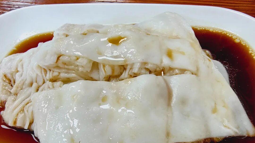 这碟肠粉一上桌，我已被那花生油香味迷魂！