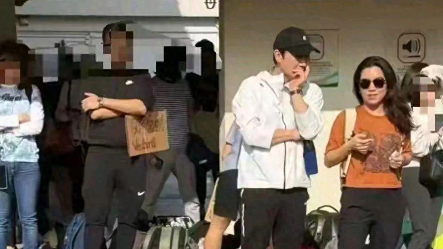 58岁黎明现身女儿运动会