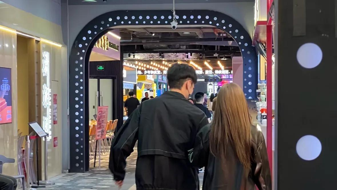 杨丞琳公开婚礼现场照片，去年低调补办婚礼，光看背影都觉得幸福