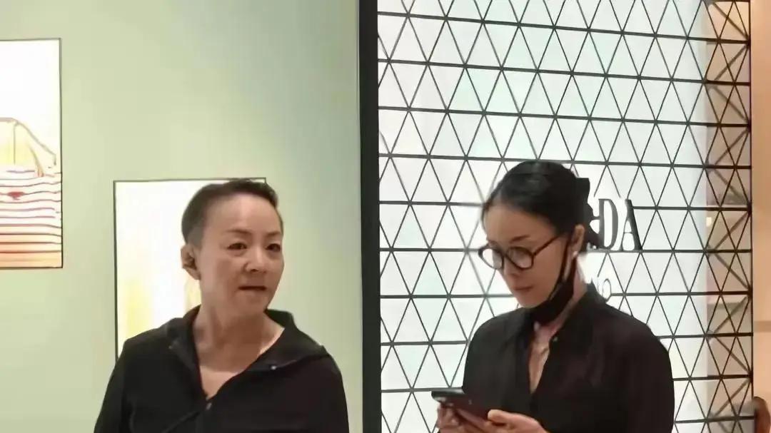 宋丹丹与那英逛街：3万包包配4千衣服，宋丹丹逆龄成“少女”？