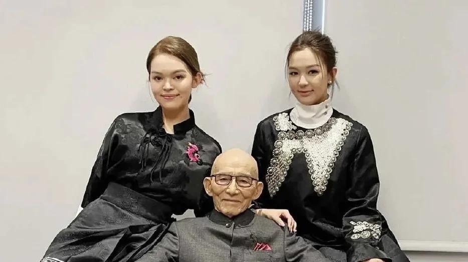 91岁的济公游本昌人生赢家！两个孙女长成了大美女，很多人想娶
