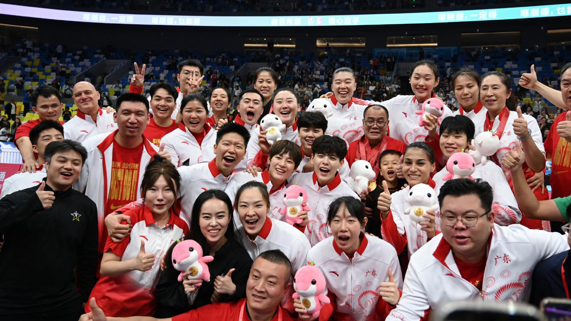 全队疯狂庆祝夺冠！杨力维杨舒予痛哭亲吻母亲，郑薇讲述幕后故事