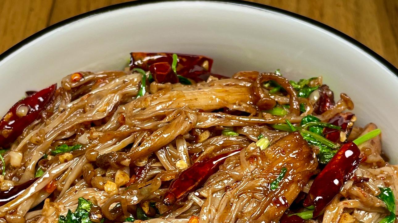 咦？孜然金针菇这样做超绝！外焦里嫩超入味，好吃到舔手指！