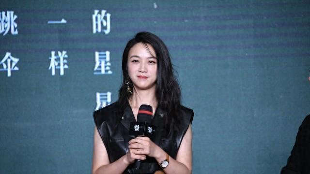 事实证明，和梁朝伟拍戏被迫出国的汤唯，早已走上另一条大道