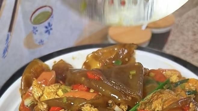 鸡蛋火腿炒粉皮：一锅端的滑嫩咸香！