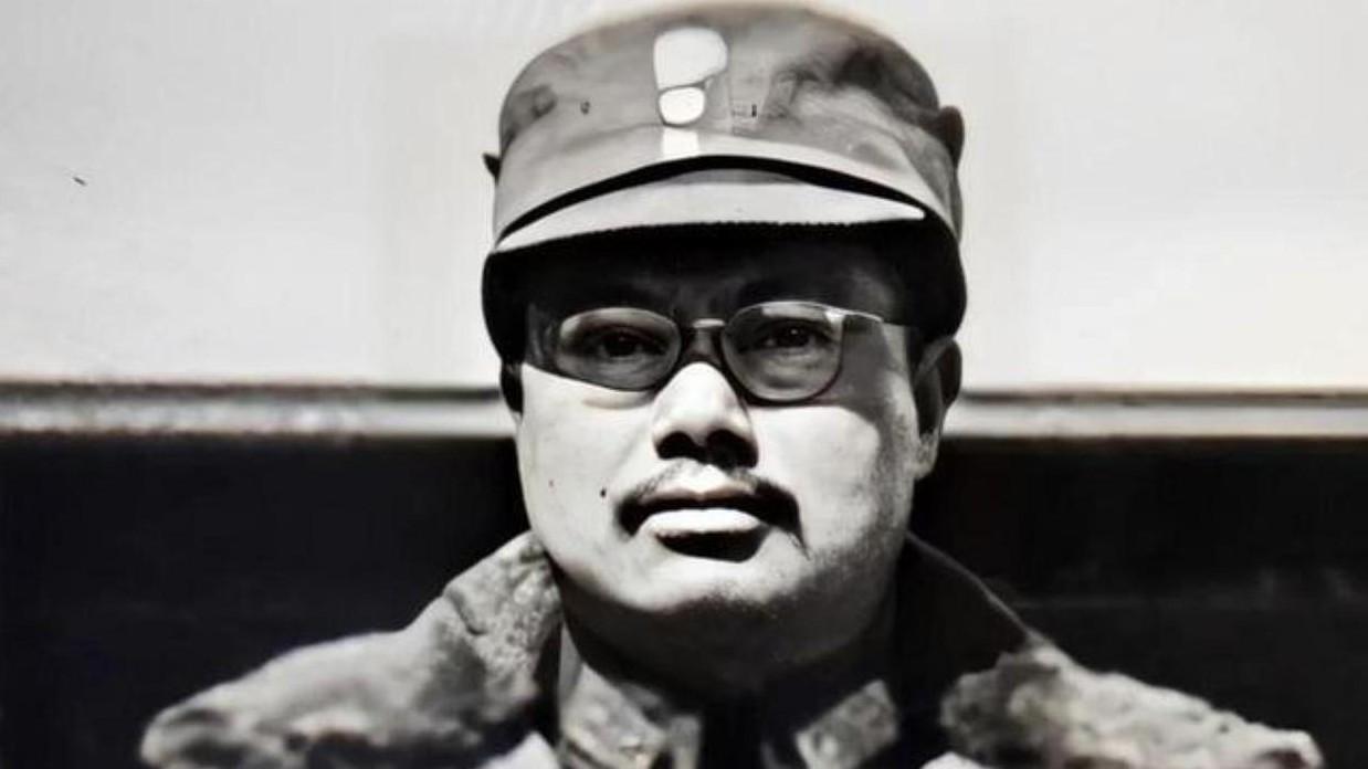 55年饶漱石被开除党籍，陈毅直言：他阴一套阳一套，没人吃的准他