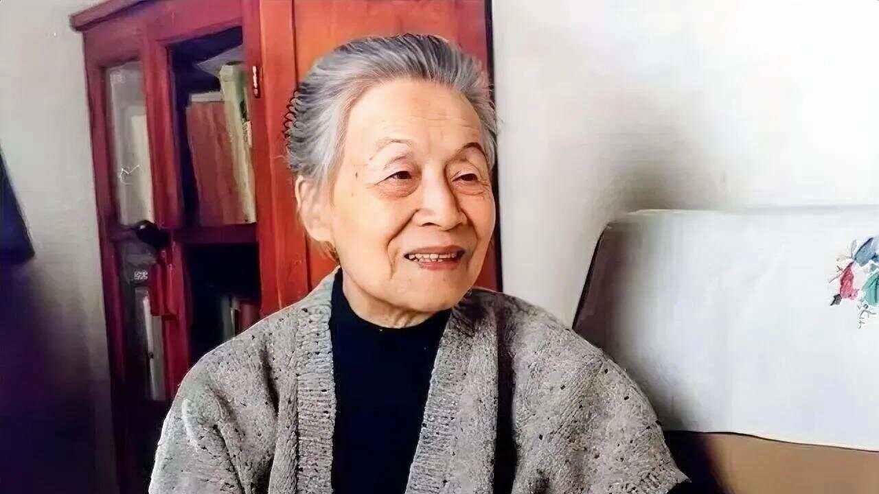 2025年最顶级的活法：像杨绛一样学会"三不争"，看完彻底清醒了！