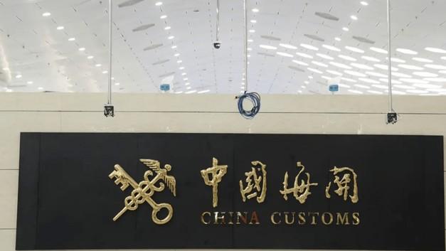 一天接3大噩耗，特朗普不吭声，美财长警告中国：这可不是闹着玩