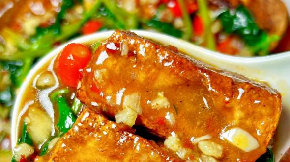 浇汁豆腐：滑嫩入味巨下饭，一勺热汁淋下去香到邻居来敲门！