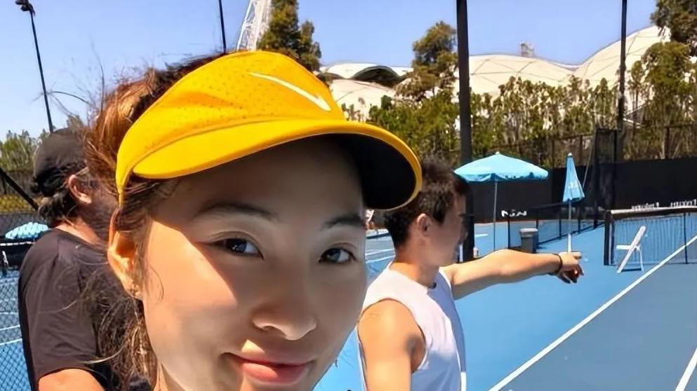 和郑钦文吃年夜饭，帅哥身份曝光，关系紧密，郑钦文妈妈亲自下厨