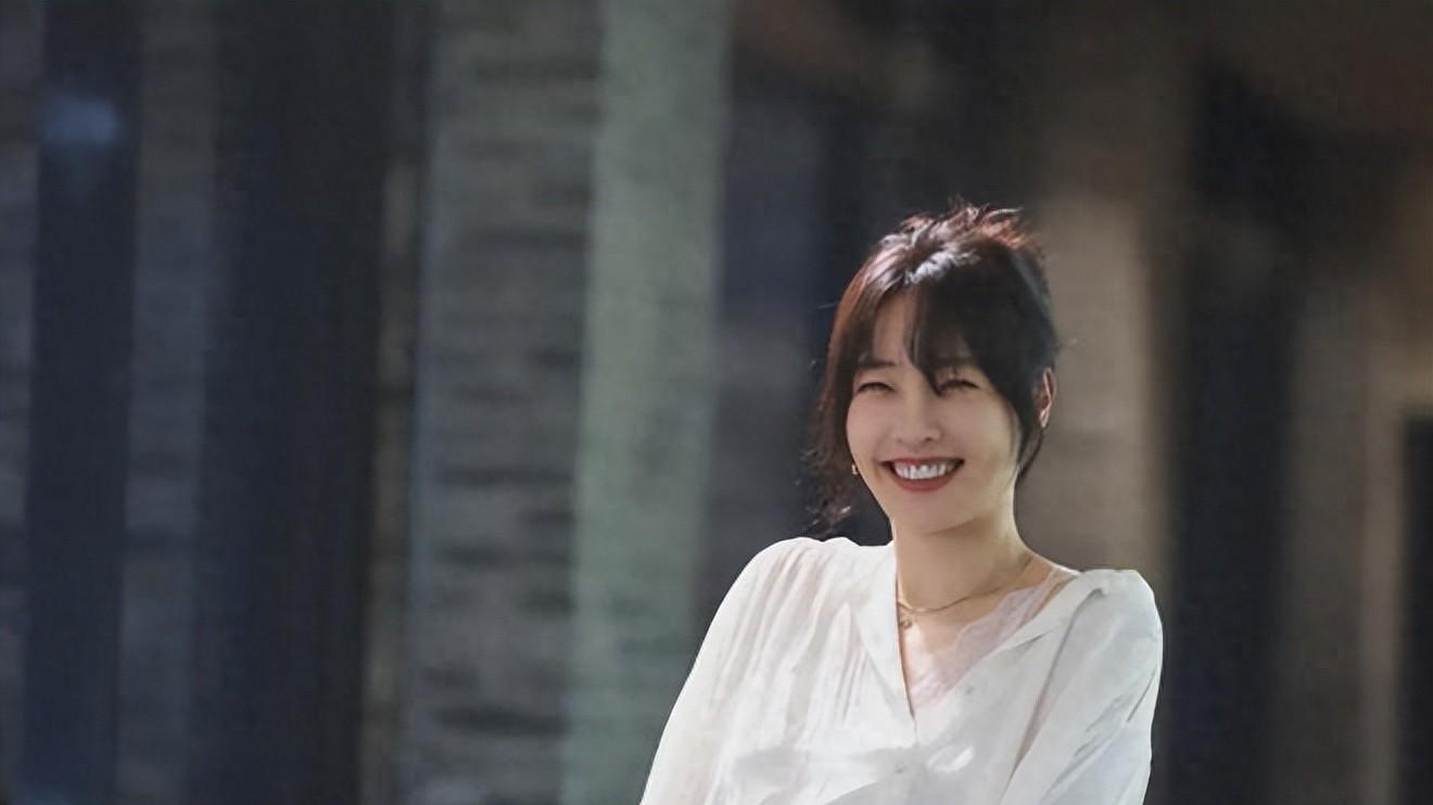 她三十岁前便创下国产片女演员票房纪录，距离百亿门槛仅一步之遥