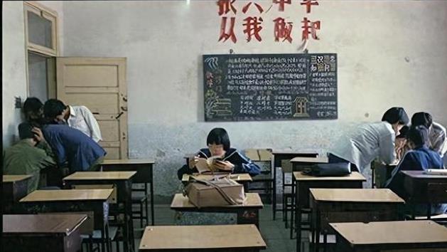 我家祖宅闹鬼30年无人敢住，姑姑临终告诉我：院子里埋着一个铁盒