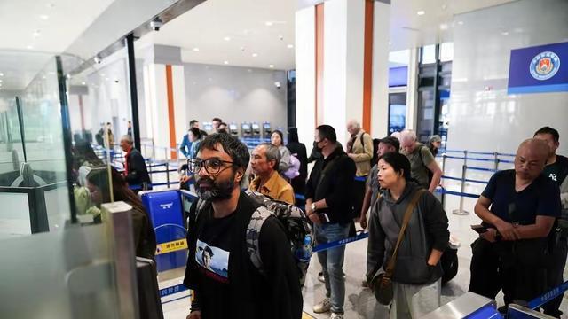 自食恶果！英国一家3口第2次落地中国被拒绝入境！滞留机场23小时