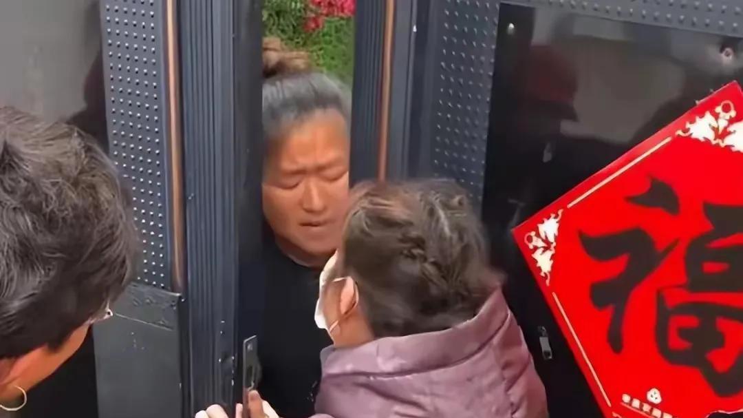 大衣哥痛诉女粉抹黑是把双刃剑，商演锐减，靠拍视频的人财路断了