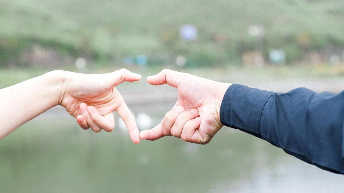 后来我才明白，有些人只适合相遇，不适合相爱