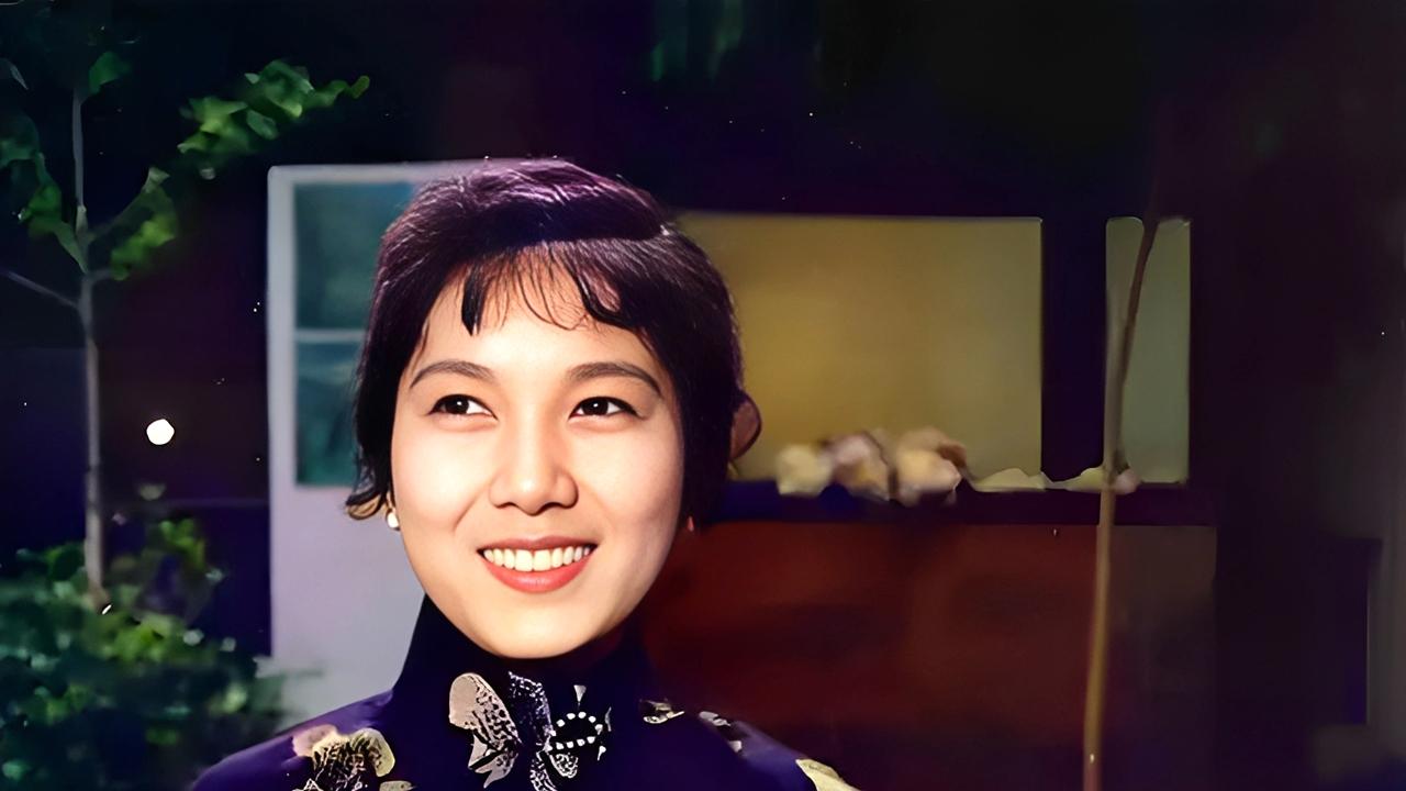 新凤霞有多美？88岁齐白石见到她就看呆了，这一看改变了她后半生