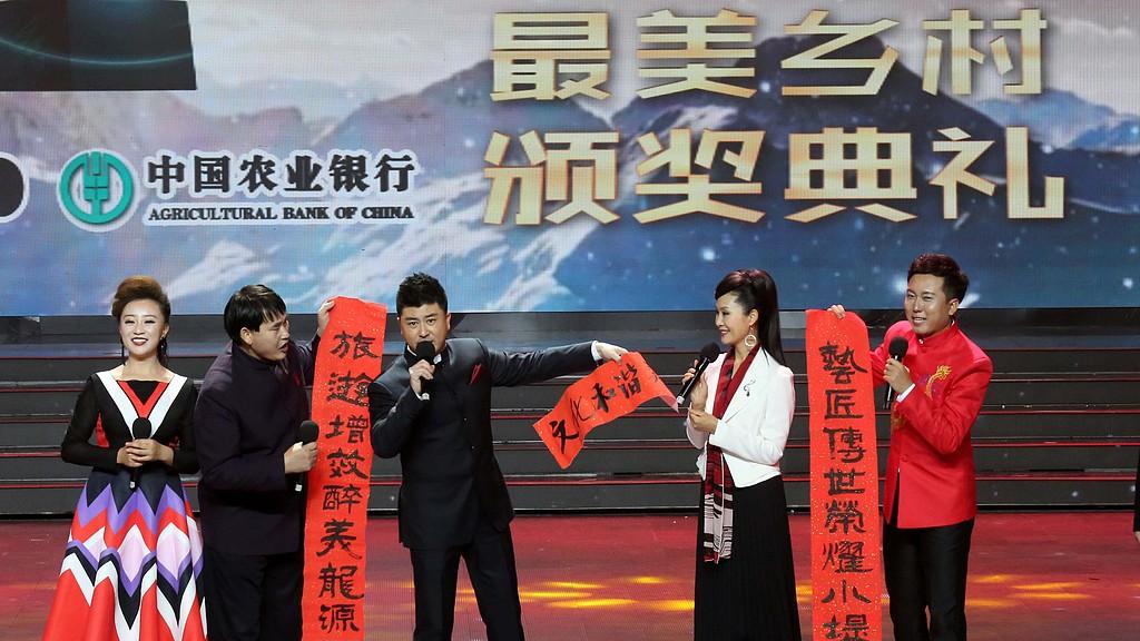 过新年的时候，朱之文家门口挤满了要钱的人，大衣哥欲哭无泪