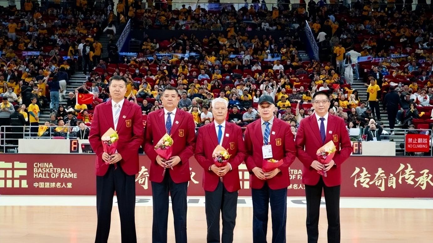 心塞！中国男篮世预赛首战失利，六大名人堂传奇观赛时表情严肃