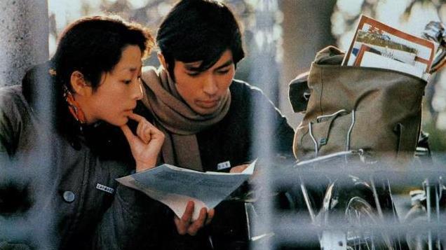 在集市上，看到摆摊卖菜的前妻被别人欺负，我毫不犹豫地冲了上去