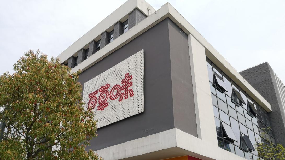 一只蟑螂，戳破十亿零食帝国的“遮羞布”